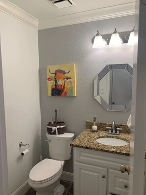 Hair dryer, towels, soap, shampoo - Cheerful 3 bedroom home with plenty of space!

 (San Antonio)