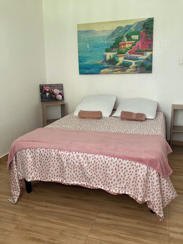 3 bedrooms, iron/ironing board, travel cot, Internet