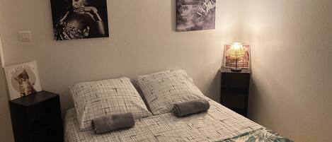 3 bedrooms, iron/ironing board, travel cot, Internet