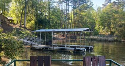 Ole Blue's House-AL Lake rental for fishing, boating, & relaxing. Dog friendly!