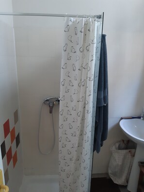 Towels, soap, toilet paper - Studio Meublé Idéalement Situé à Montreuil, Avec Joli Jardin! (Montreuil)