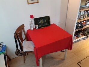 Dining - Studio Meublé Idéalement Situé à Montreuil, Avec Joli Jardin! (Montreuil)