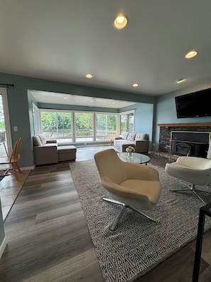 Smart TV - Charming Lakefront Retreat with Sandy Beach – Perfect Getaway (Shelbyville)