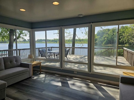 Smart TV. Charming Lakefront Retreat with Sandy Beach – Perfect Getaway