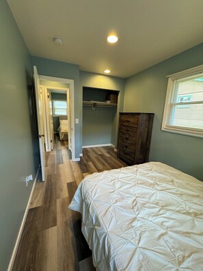 2 室のベッドルーム、アイロン / アイロン台、WiFi (無料)、ベッドシーツ