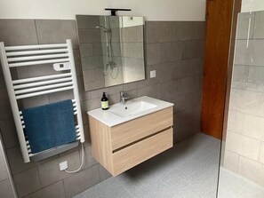 Een douche, een haardroger, handdoeken, zeep