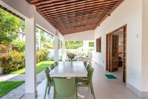 Villa | Restaurante al aire libre