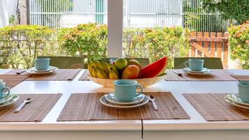 Vila Basic | Tempat makan outdoor