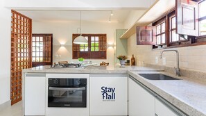 Villa | Private kitchen | Full-size fridge, microwave, oven, stovetop - Cassa em Cond beira-mar-4qts-SH088B (Tamandaré)