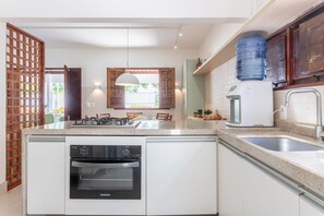 Villa | Cocina privada | Refrigerador con congelador, microondas, horno y parrilla de estufa 