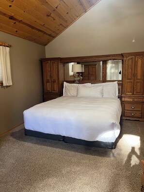 3 bedrooms, desk, WiFi, bed sheets - Tahoe Donner Gem! Fall Booking Now! (Truckee)