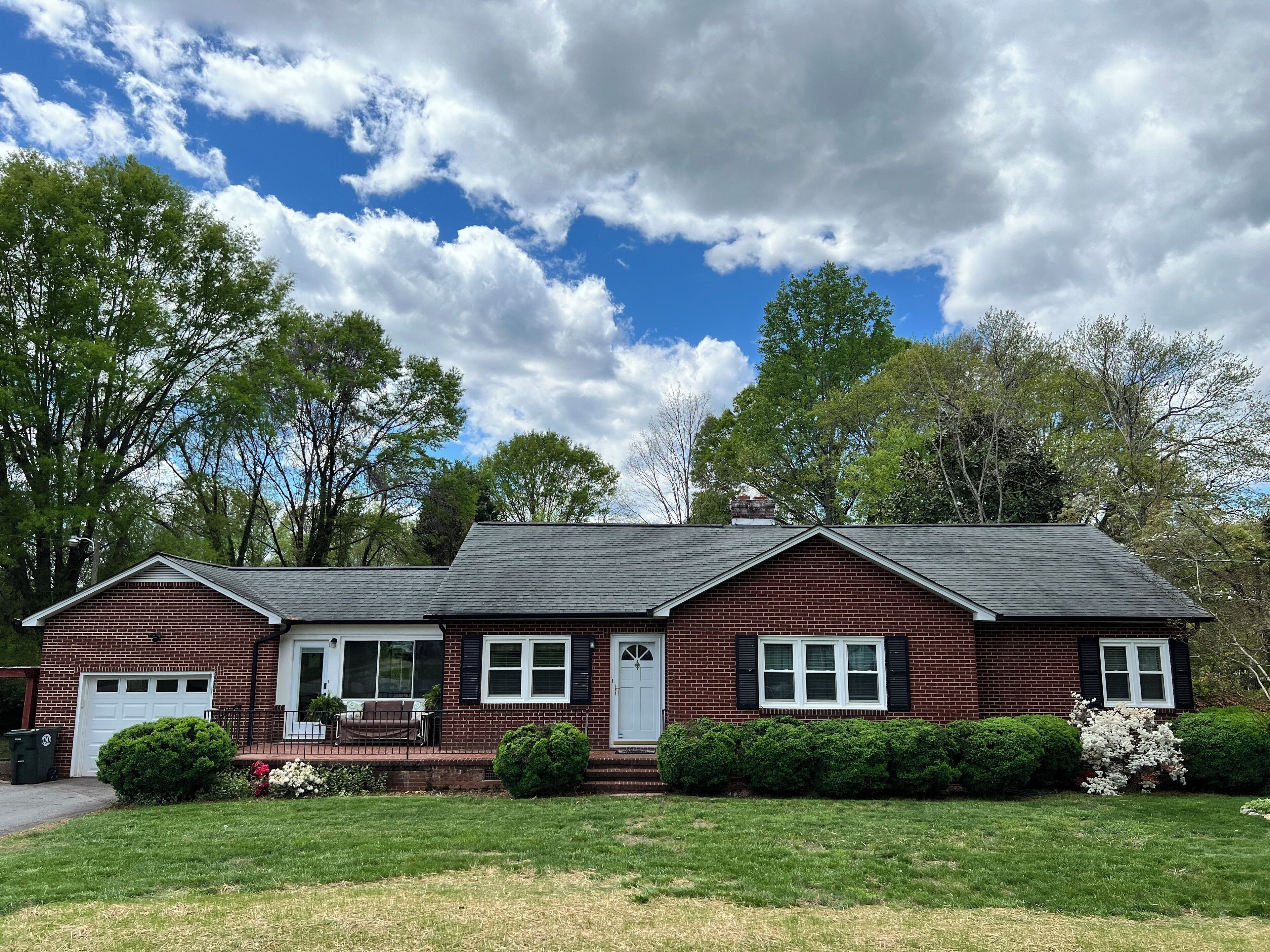 Brick ranch w/amazing porches. Less than a mile to downtown Newton. Pet friendly