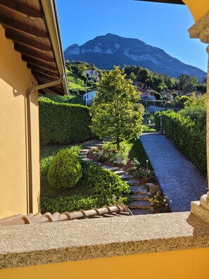 Property grounds - Entire villa 2 bed rooms appartment, Como lake view, with privet pool and garden (Menaggio)