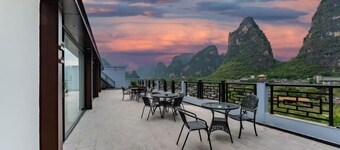 Carefree Resort (Yangshuo Yulong River Ten-mile Gallery)