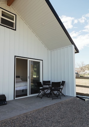 Outdoor dining - Farm stay near Yellowstone, Livingston, Bozeman, hiking, fishing, skiing (Livingston)