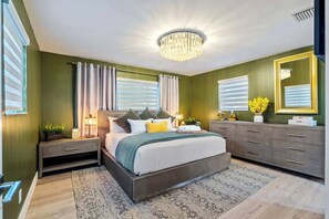 4 habitaciones, escritorio y tabla de planchar con plancha