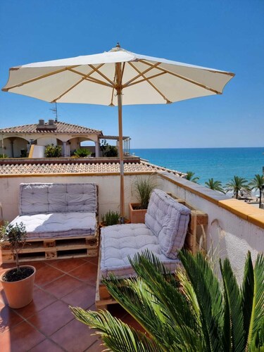 Calafell Beachfront Escape. Spacious Attic with Rooftop Terrace and Pool.