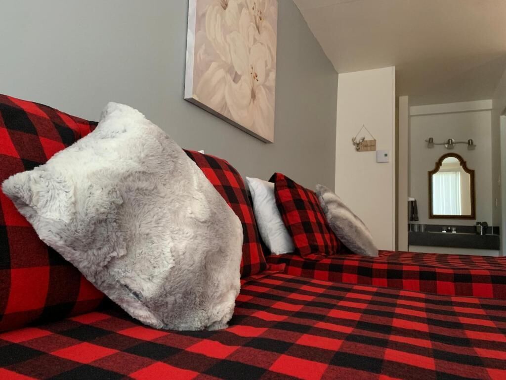 Een 75-cm flatscreentelevisie met satellietzenders