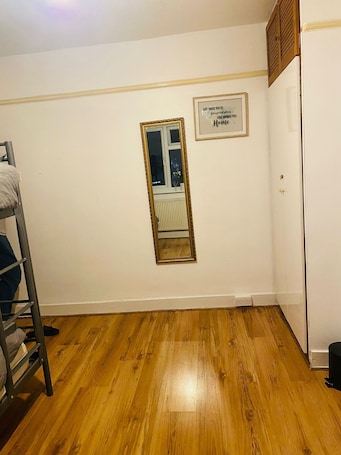 Interior. Cosy Double room - 2 guests -Close to central London-5minsHarrow and Wealdstone