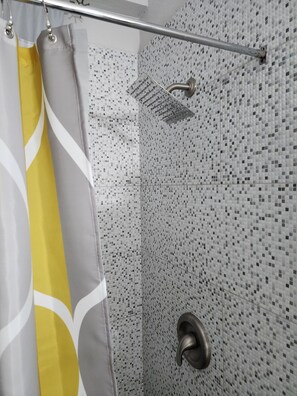 Haartrockner, Handtücher, Seife, Shampoo