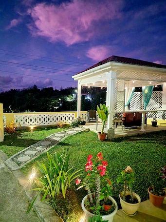 テラス / パティオ. Perfect getaway with amazing sunsets, 5 min walk from the Beach. Pet friendly!