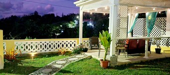 Perfect  getaway with amazing sunsets, 5 min walk from the Beach. Pet friendly!