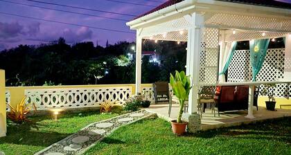 Perfect getaway with amazing sunsets, 5 min walk from the Beach. Pet friendly!