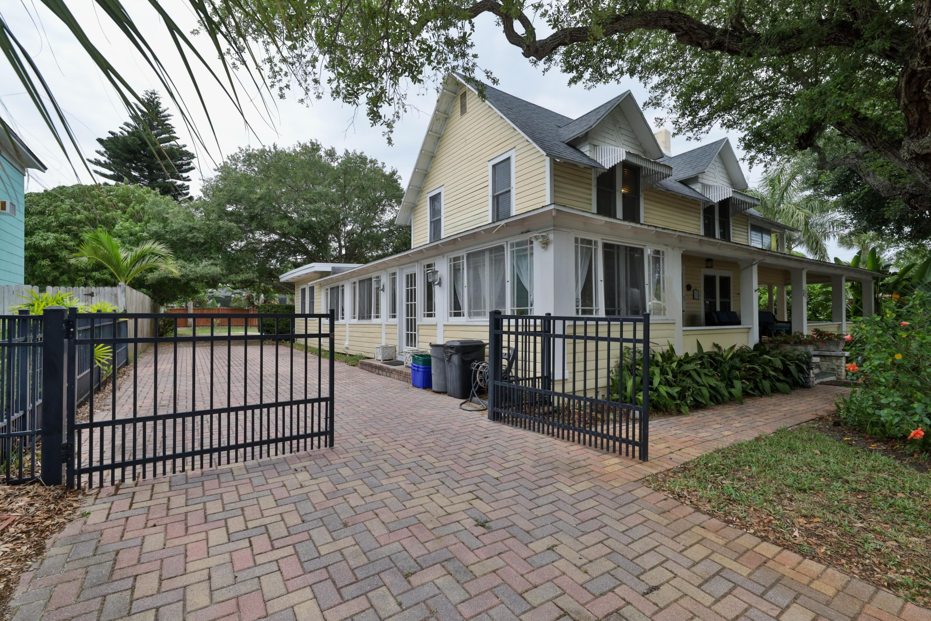 Historial Home located 2 blocks from Flagler - 2/1 upstairs apartment