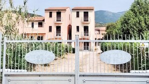 Unclassified image, 2 of 9, button - Hadley House Key to Villas (Viddalba)
