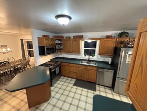 Mikrobølgeovn, ovn, kokeplater og oppvaskmaskin