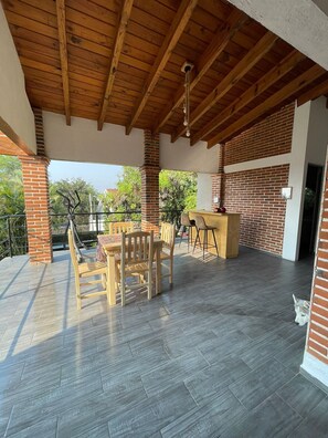 Outdoor dining - La Casa de los Abuelos (Santiago Tepetlapa)