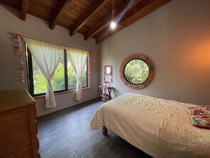 4 bedrooms, iron/ironing board, WiFi, bed sheets