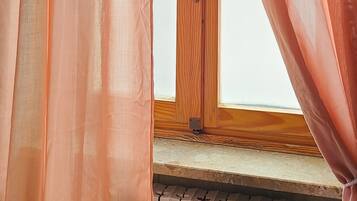 Chambre Yannick Le Grand | Frette Italian sheets, premium bedding, down comforters, minibar