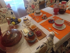 Petit déjeuner complet compris tous les jours