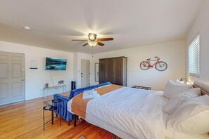 1 bedroom, iron/ironing board, WiFi, bed sheets - Fantastic Studio in N. Valley, Garage, Near I-40 (Albuquerque)