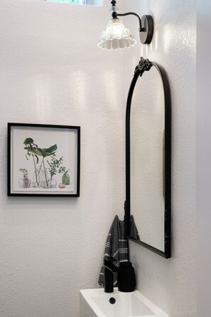 Suihku, hiustenkuivaaja, pyyhkeet, saippua