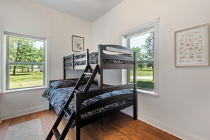 2 makuuhuonetta, silitysrauta/-lauta, Wi-Fi, vuodevaatteet