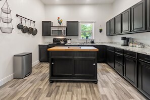 冷蔵庫、電子レンジ、オーブン、コンロ