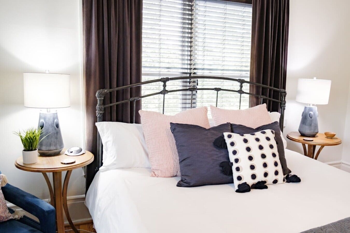 2 bedrooms, desk, iron/ironing board, WiFi