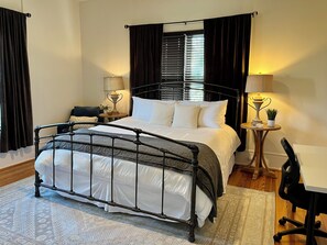 2 bedrooms, desk, iron/ironing board, WiFi - Top Floor Double King Suite (Birmingham)