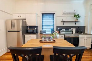 Fridge, microwave, oven, stovetop - Top Floor Double King Suite (Birmingham)