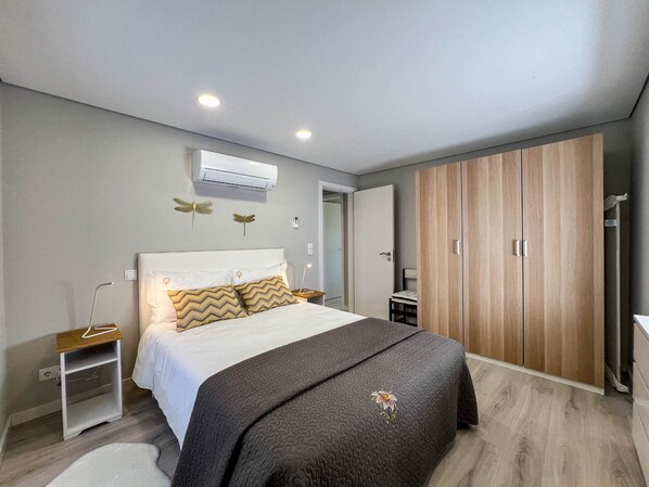 2 bedrooms, iron/ironing board, internet, bed sheets