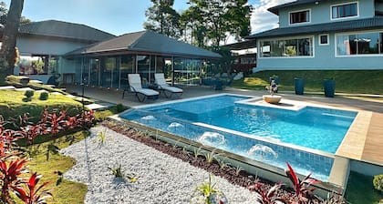 Mansão Exclusiva em Pedra Azul!