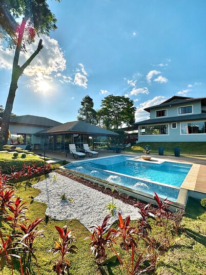 Mansão Exclusiva em Pedra Azul!