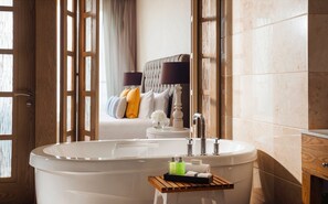 Een bubbelbad, een haardroger, handdoeken, shampoo