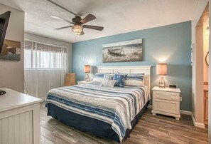 Escritorio, tabla de planchar con plancha, wifi y ropa de cama 