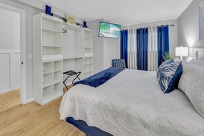 1 slaapkamer, een bureau, een strijkplank/strijkijzer, wifi