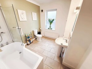 Regadera, secadora de cabello, toallas 