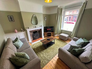 Televisión, chimenea, oficina