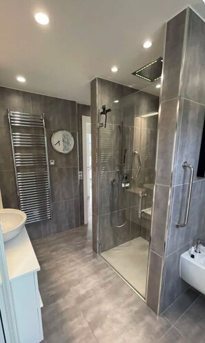 Shower, hair dryer, bidet, towels - Grand Penthouse Dernier Étage Face Tour Odeon vue Panoramique mer et Monaco (Beausoleil)